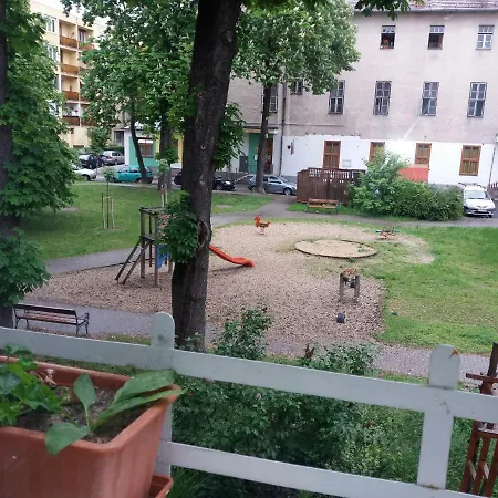Kamilla Apartman شقة إسترغوم